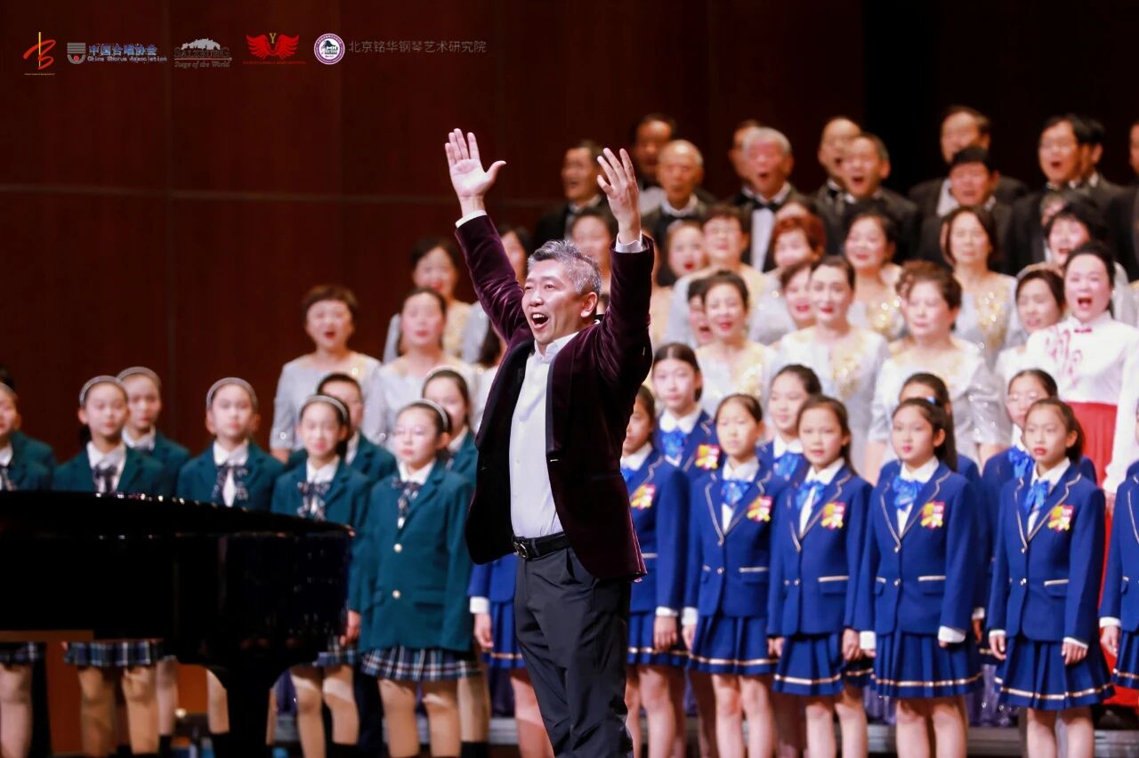 指挥家夏小汤带领展演部分合唱团开场演绎《茉莉花